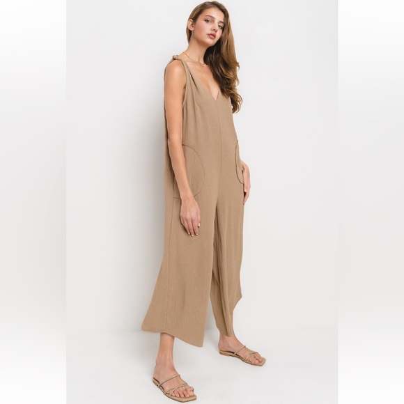 42 Fabulous Solid Sleeveless V-neck Jumpsuit - Picture 1 of 5